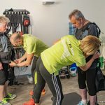 Zwei personal Trainer von Aktiv Fit Sein in Zirndorf bringen EMS Westen an Senioren an